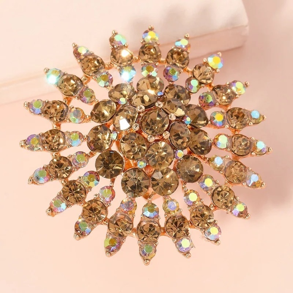 Huge Rhinestone Statement Ring - Picture 3 of 8